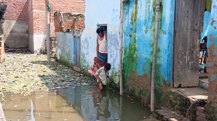 Firozabad : जलभराव से ग्रामीण परेशान ,नगर निगम पर उठे सवाल