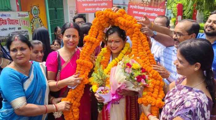 Mirzapur : राष्ट्रपति सम्मान के बाद मिर्जापुर की शिक्षिका मधुरिमा तिवारी का भव्य स्वागत