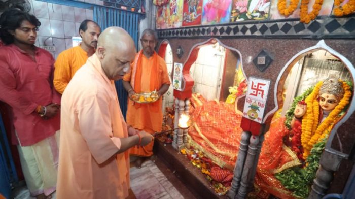Gorakhpur : बुढ़िया माई मंदिर के कुंड पर बनेगा सस्पेंशन ब्रिज, सीएम योगी ने निरीक्षण के दौरान दिए कार्ययोजना बनाने के निर्देश