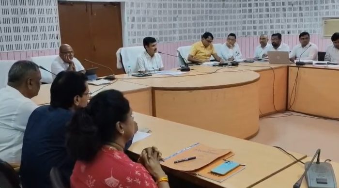 Ballia : जिलाधिकारी ने अधिकारियों को लगाई फटकार, फाइल गायब होने पर FIR के निर्देश