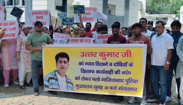 Ghaziabad : हरियाणवी एक्टर की गिरफ्तारी पर परिजनों का हंगामा, पुलिस मुख्यालय पर प्रदर्शन