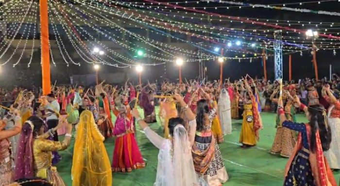 Mahoba : महोबा में नवरात्रि पर गरबा नृत्य का भव्य आयोजन