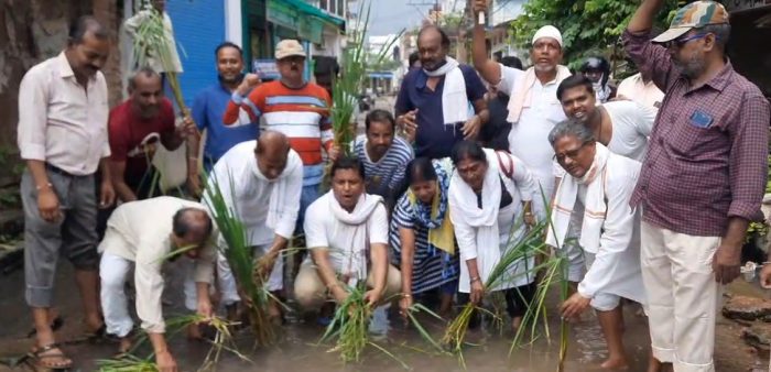 Chandauli : मुगलसराय में जलभराव से नाराज कांग्रेस कार्यकर्ताओं का अनोखा प्रदर्शन