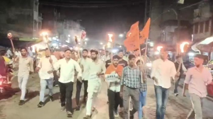 Kasganj : कासगंज में एबीवीपी का मशाल जुलूस, लाठीचार्ज और बयानबाजी के विरोध में नारेबाजी