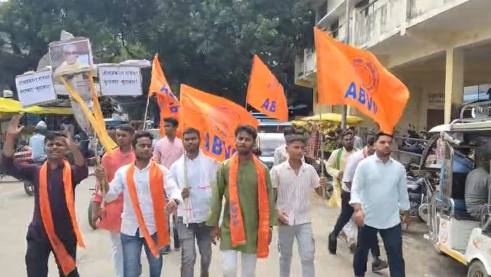 Barabanki : एबीवीपी का विरोध प्रदर्शन: श्रीरामस्वरूप यूनिवर्सिटी विवाद और मंत्री के बयान पर नाराजगी