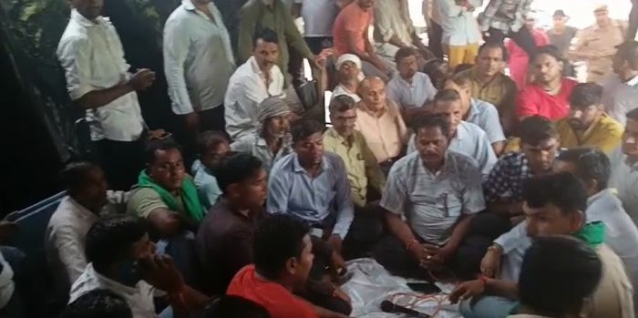 Bijnor : पुल निर्माण को लेकर धरना प्रदर्शन,ग्रामीणों को मिला आश्वासन