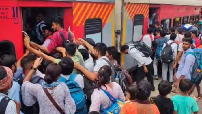 UP PET 2025: बरेली जंक्शन पर परीक्षा के बाद उमड़ी भारी भीड़, ट्रेन में चढ़ने में अभ्यर्थियों को हुई मुश्किल