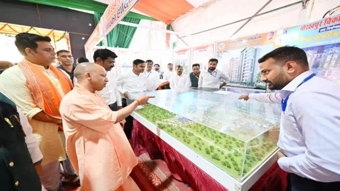 Gorakhpur : उद्यमी बनें युवा, लोन की गारंटी और ब्याज सरकार की जिम्मेदारी : सीएम योगी