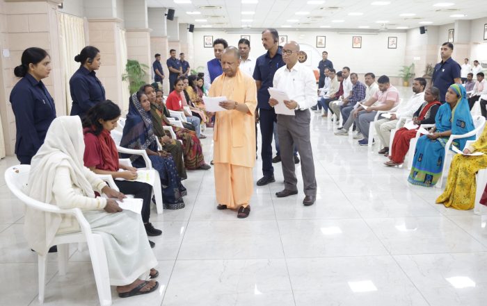 Lucknow : सीएम योगी आदित्यनाथ ने जनता दर्शन में सुनी लोगों की समस्याएं, त्वरित कार्रवाई के दिए निर्देश Lucknow : सीएम योगी आदित्यनाथ ने जनता दर्शन में सुनी लोगों की समस्याएं, त्वरित कार्रवाई के दिए निर्देश