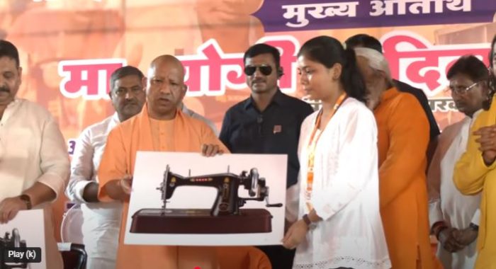 वाराणसी में महिलाओं और छात्रों के लिए सीएम योगी का विशेष उपहार