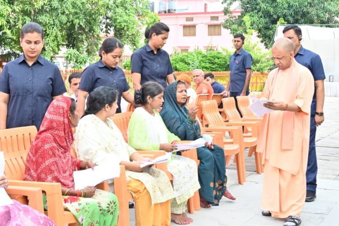 Gorakhpur : सीएम योगी ने जनता दर्शन में 200 लोगों की सुनीं समस्याएं, संतुष्टिपरक निराकरण के दिए निर्देश