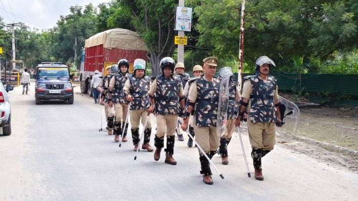 Aligarh : अलीगढ़ पुलिस ने जुमे की नमाज और त्योहारों को लेकर फ्लैग किया मार्च
