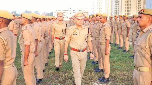 Aligarh : एसएसपी नीरज कुमार जादौन ने रिजर्व पुलिस लाइन में साप्ताहिक परेड का किया निरीक्षण