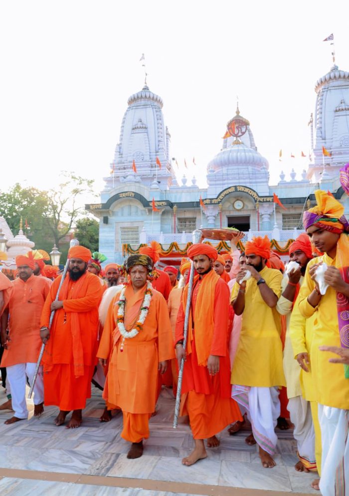 Gorakhpur : सीएम योगी एवं गोरक्षपीठाधीश्वर की अगुवाई में विजयदशमी पर हुआ गोरक्षपीठ का पारंपरिक आयोजन