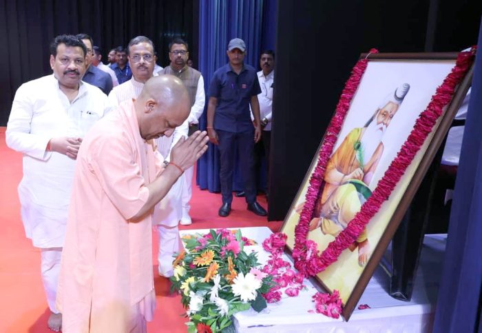 Lucknow : महर्षि वाल्मीकि प्रकट दिवस समारोह में शामिल हुए सीएम योगी
