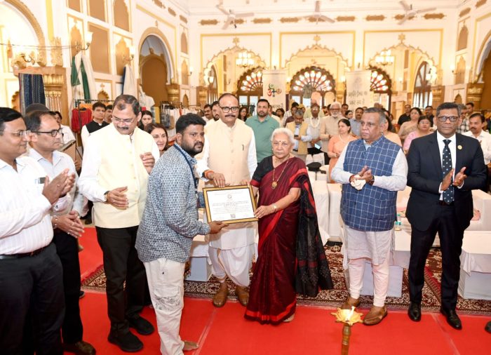 Lucknow : राज्यपाल ने लखनऊ में ग्राम श्री एवं क्राफ्टरूट्स द्वारा आयोजित प्रदर्शनी का किया उद्घाटन