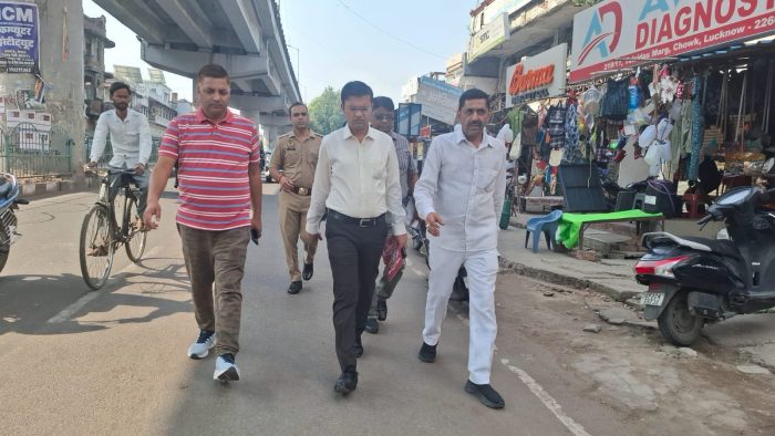 Lucknow : नगर आयुक्त ने किया वार्ड-6 का औचक निरीक्षण, सफाई व्यवस्था में मिली खामियां
