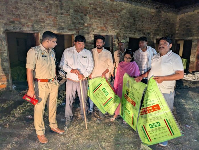 Jalaun : जालौन में नकली खाद पर प्रशासन की बड़ी कार्रवाई, 180 बोरी DAP खाद बरामद