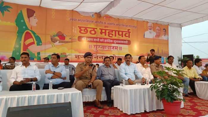 Gorakhpur : छठ महापर्व पर उमड़ा जनसैलाब, सुरक्षा और स्वच्छता व्यवस्था में जुटा पूरा प्रशासनिकअमला Gorakhpur : छठ महापर्व पर उमड़ा जनसैलाब, सुरक्षा और स्वच्छता व्यवस्था में जुटा पूरा प्रशासनिकअमला