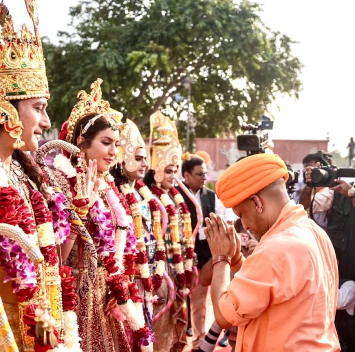 Ayodhya : सीएम योगी के नेतृत्व में जगमगाई अयोध्या,दीपोत्सव बना धर्म और नारी शक्ति का प्रतीक Ayodhya : सीएम योगी के नेतृत्व में जगमगाई अयोध्या,दीपोत्सव बना धर्म और नारी शक्ति का प्रतीक