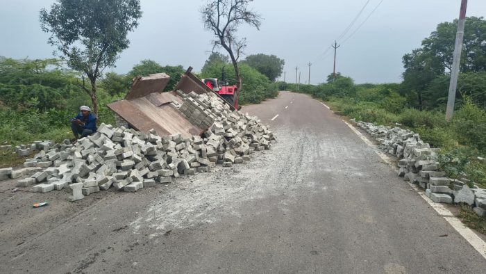 Jalaun : लौना गांव के पास इंटरलॉकिंग भरी ट्रॉली पलटी, ड्राइवर की सूझबूझ से बड़ा हादसा टला