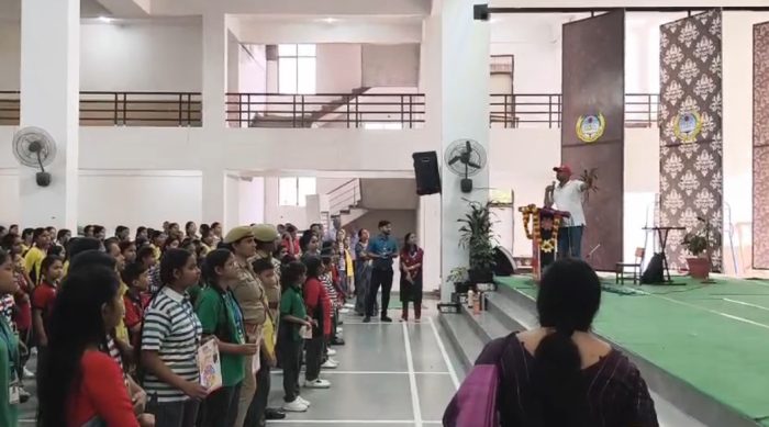 Azamgarh : साइबर जागरूकता अभियान के तहत सनबीम स्कूल में विद्यार्थियों को दी गई ऑनलाइन सुरक्षा की जानकारी