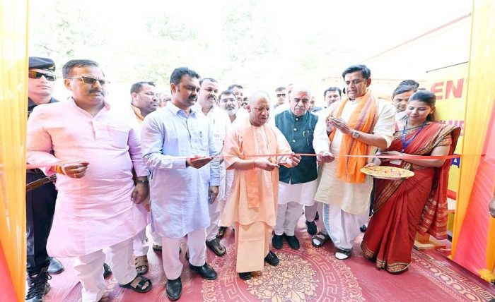Gorakhpur : सीएम योगी ने गोरखपुर में किया यूपी ट्रेड शो स्वदेशी मेला का शुभारंभ
