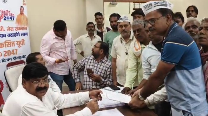 Mathura : नगर निगम की लापरवाही से बिरला मंदिर क्षेत्र में जलभराव और गंदगी बढ़ी परेशानियाँ
