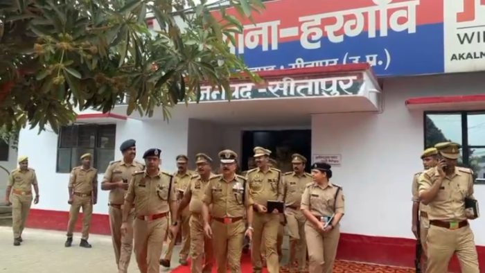 Sitapur : एडीजी-आईजी ने किया औचक निरीक्षण, महिला सुरक्षा पर दिया जोर Sitapur : एडीजी-आईजी ने किया औचक निरीक्षण, महिला सुरक्षा पर दिया जोर