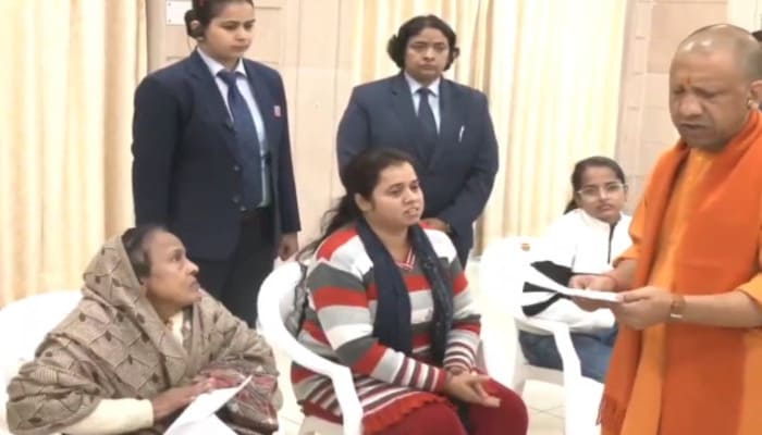 Lucknow: CM योगी आदित्यनाथ ने 5-कालिदास मार्ग स्थित आवास पर जनता दर्शन में सुनी लोगों की समस्याएँ