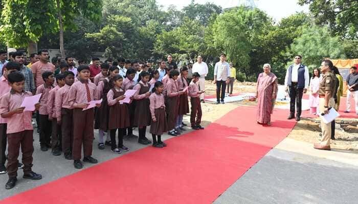 Lucknow : 'वंदे मातरम‘ गीत के 150 वर्ष पूर्ण, राजभवन में सामूहिक गायन