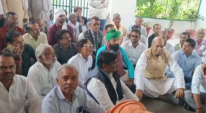 Jalaun : तबाह हुई फसलों को लेकर किसानों का जोरदार प्रदर्शन