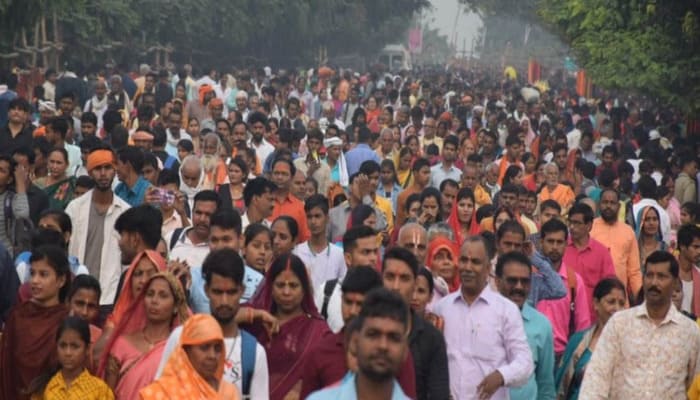 Ayodhya: अयोध्या पंचकोसी परिक्रमा में श्रद्धालुओं की उमड़ी भीड़