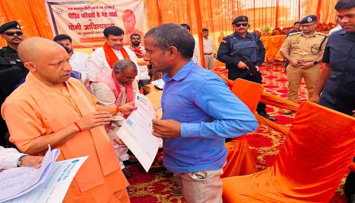 Bahraich : सीएम योगी ने नाव हादसे के पीड़ितों से की मुलाकात,लापता लोगों के परिजनों को दी आर्थिक मदद