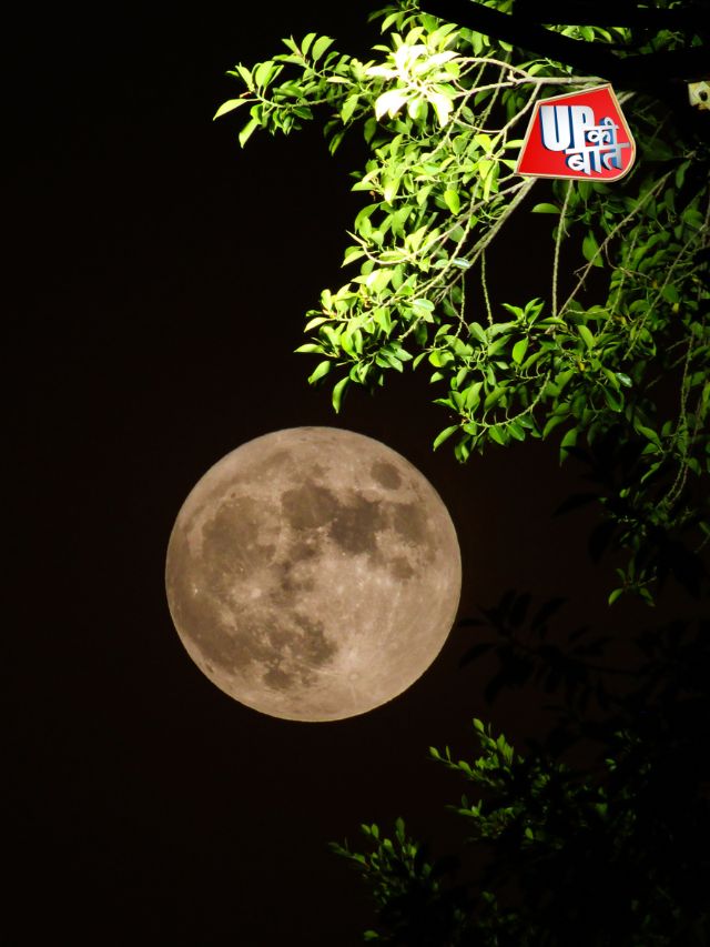 हर रोज़ चांद अपना आकार क्यों बदलता है?