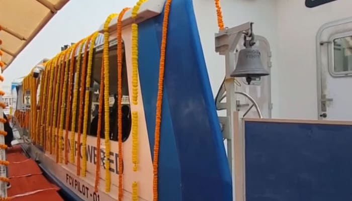 UP News: काशी को मिली देश की पहली हाइड्रोजन जलयान की सौगात, केंद्रीय मंत्री ने दिखाई हरी झंडी UP News: काशी को मिली देश की पहली हाइड्रोजन जलयान की सौगात, केंद्रीय मंत्री ने दिखाई हरी झंडी