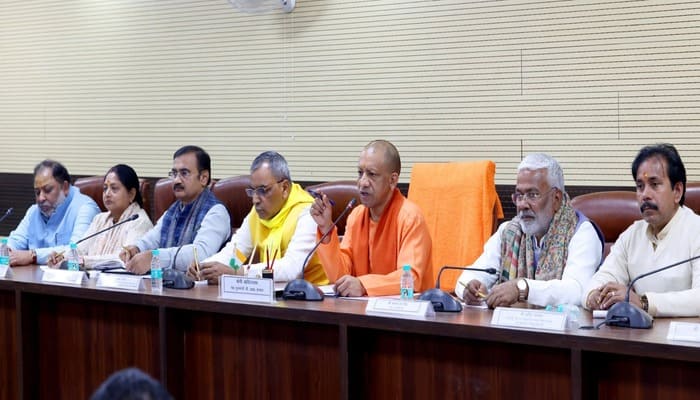 Varanasi News: वाराणसी में CM योगी आदित्यनाथ की अध्यक्षता में जनप्रतिनिधियों की अहम बैठक आयोजित