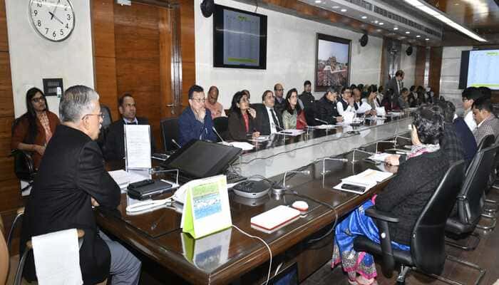 Lucknow: मुख्य सचिव ने वीडियो कॉन्फ्रेंसिंग के माध्यम से मंडलायुक्तों एवं जिलाधिकारियों के साथ साप्ताहिक समीक्षा बैठक संपन्न