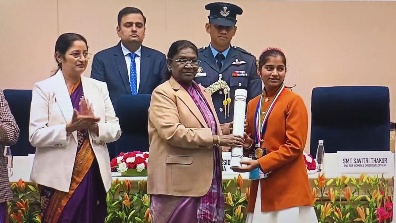 UP News: बाराबंकी की पूजा को मिला राष्ट्रीय बाल पुरस्कार, दीये की रोशनी में पढ़कर विज्ञान में नवाचार से रचा इतिहास