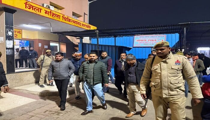 बाराबंकी में डीएम शशांक त्रिपाठी का रात में surprise inspection, रैनबसेरों की व्यवस्थाएँ परखी