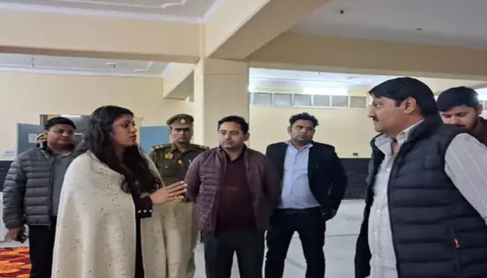 Greater Noida News: डीएम मेधा रूपम ने रैन बसेरों का किया औचक निरीक्षण