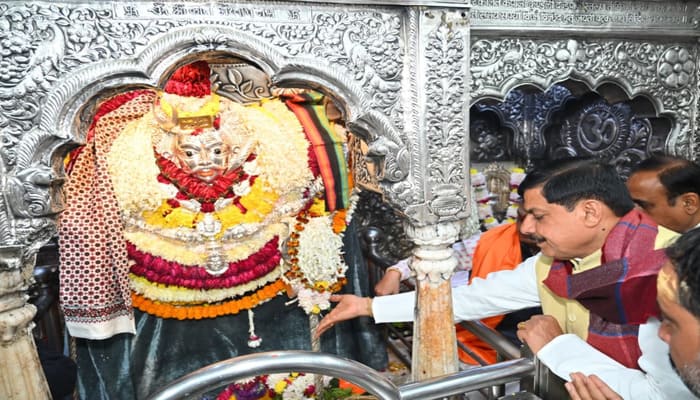 काशी में मोहन यादव: दर्शन भी, बैठक भी-गलियों में खड़े होकर खाया बनारस का मलइयो