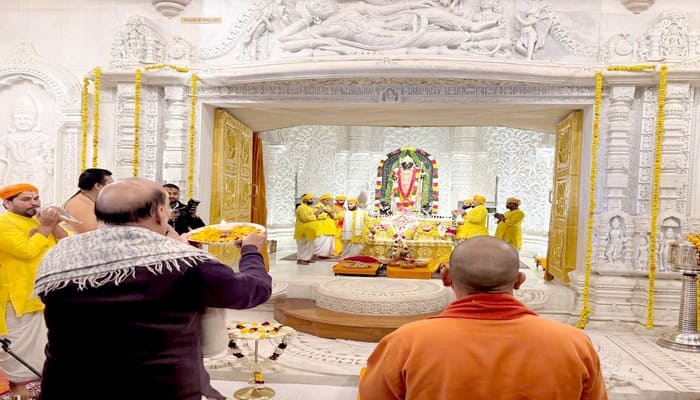 राम मंदिर प्रतिष्ठा द्वादशी: अन्नपूर्णा मंदिर में रक्षा मंत्री राजनाथ सिंह ने किया ध्वजारोहण, मुख्यमंत्री योगी आदित्यनाथ रहे मौजूद