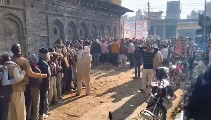 UP News: यूपी के महोबा में यूरिया संकट से हाहाकार