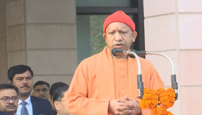 77वें गणतंत्र दिवस पर सीएम योगी का संदेश... संविधान, कर्तव्य और ‘राष्ट्र प्रथम’ की भावना से ही बनेगा विकसित भारत