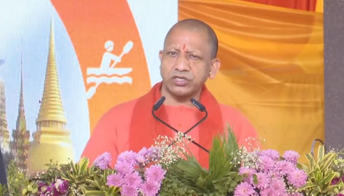 गोरखपुर महोत्सव समापन पर सीएम योगी का सख्त संदेश: बच्चों को स्मार्टफोन देना अपराध