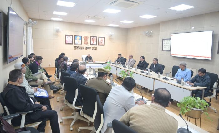 Lucknow: राजभवन में पीएसी मॉडल बैरक निर्माण पर प्रस्तुतिकरण, मानवीय सुविधाओं पर विशेष जोर