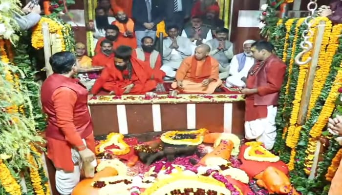 Prayagraj: योगी आदित्यनाथ ने संगम में किया स्नान, माघ मेले की व्यवस्थाओं का लिया जायजा