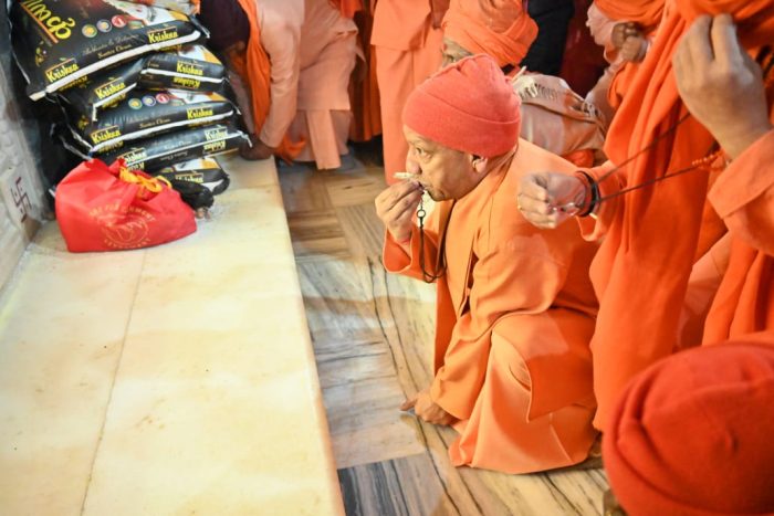 Gorakhpur: सीएम योगी आदित्यनाथ ने अर्पित की गुरु गोरखनाथ को आस्था की खिचड़ी