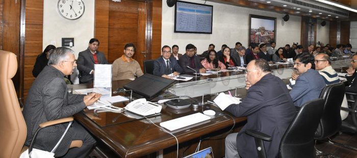 Lucknow: मुख्य सचिव की अध्यक्षता में बैठक, डीबीटी लाभार्थियों को शत-प्रतिशत फैमिली आईडी से जोड़ने के निर्देश